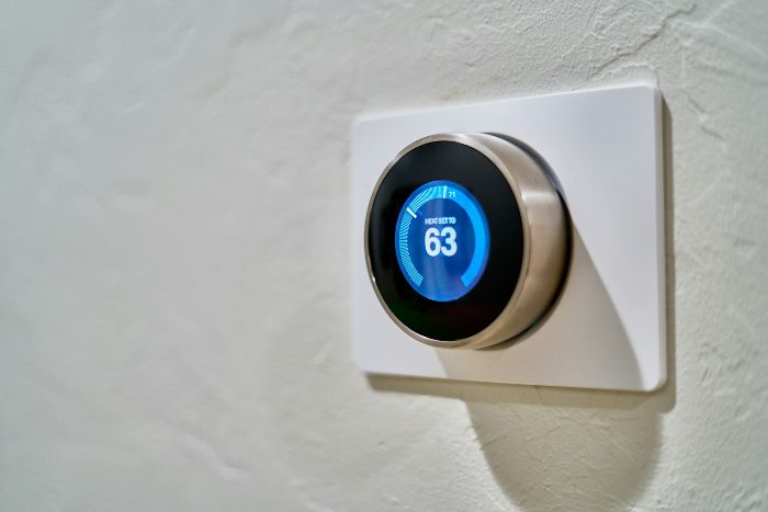 Close-up of a smart thermostat displaying the temperature, illustrating features to consider when choosing the right smart thermostat for your home.