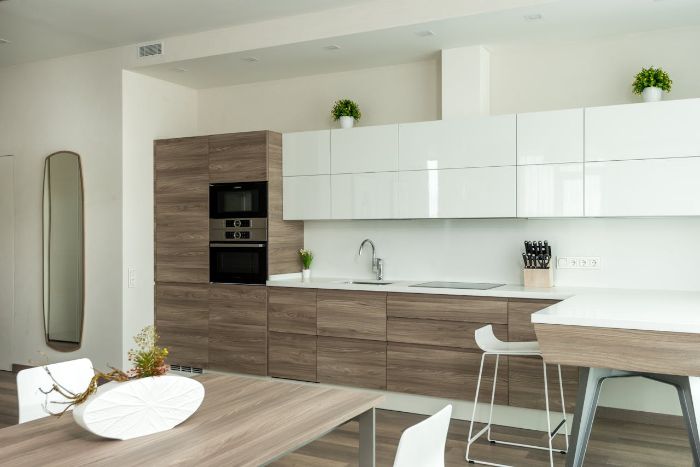 Minimalist modern kitchen with clean countertops and organized cabinets, illustrating an ideal starting point for decluttering by setting clear goals and focusing on areas that need attention.